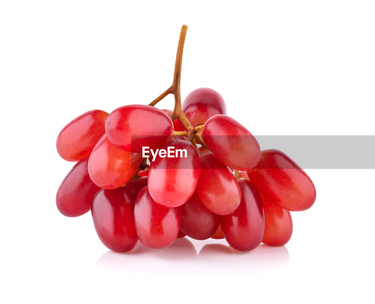 CLOSE-UP OF RED BERRIES AGAINST WHITE BACKGROUND