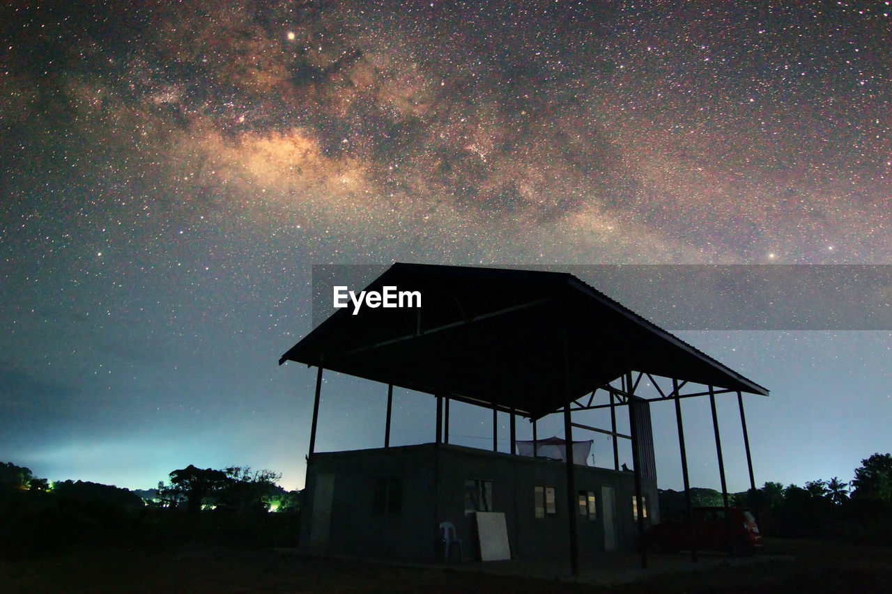 LOW ANGLE VIEW OF BUILT STRUCTURE AGAINST SKY