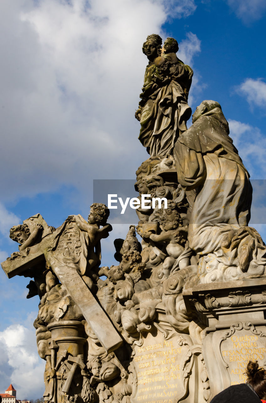 LOW ANGLE VIEW OF STATUE OF STATUES