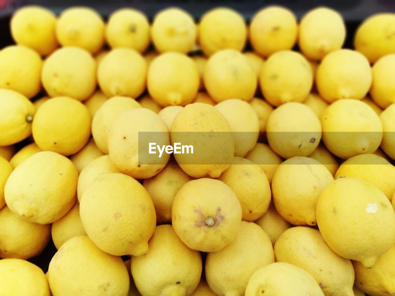 FULL FRAME SHOT OF FRUITS FOR SALE IN MARKET