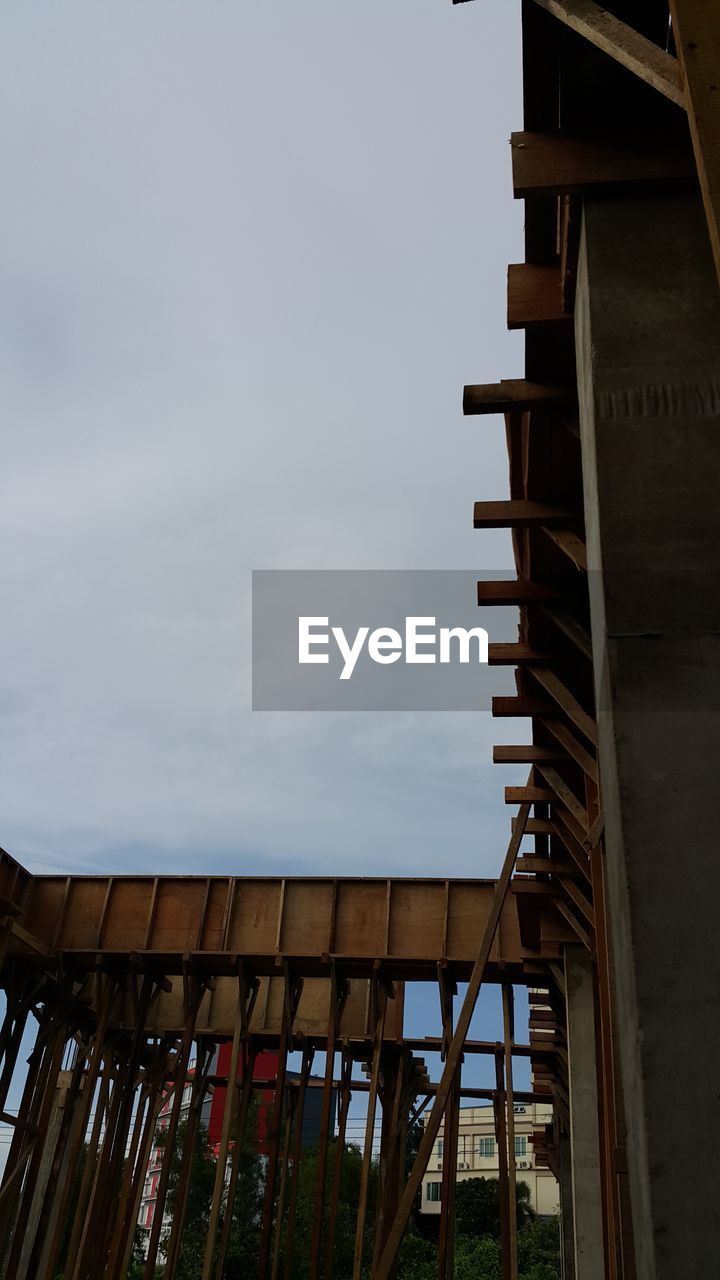 LOW ANGLE VIEW OF BUILT STRUCTURES AGAINST SKY