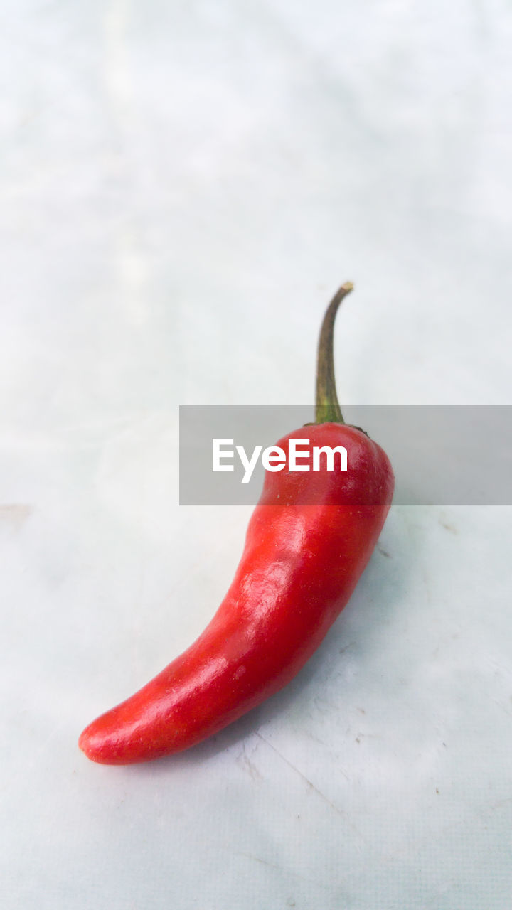 HIGH ANGLE VIEW OF RED CHILI PEPPER ON TABLE