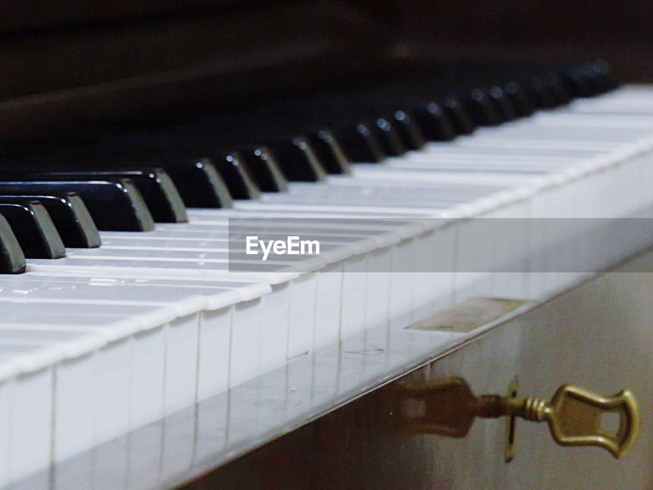 CLOSE-UP OF PIANO KEYS IN ROW