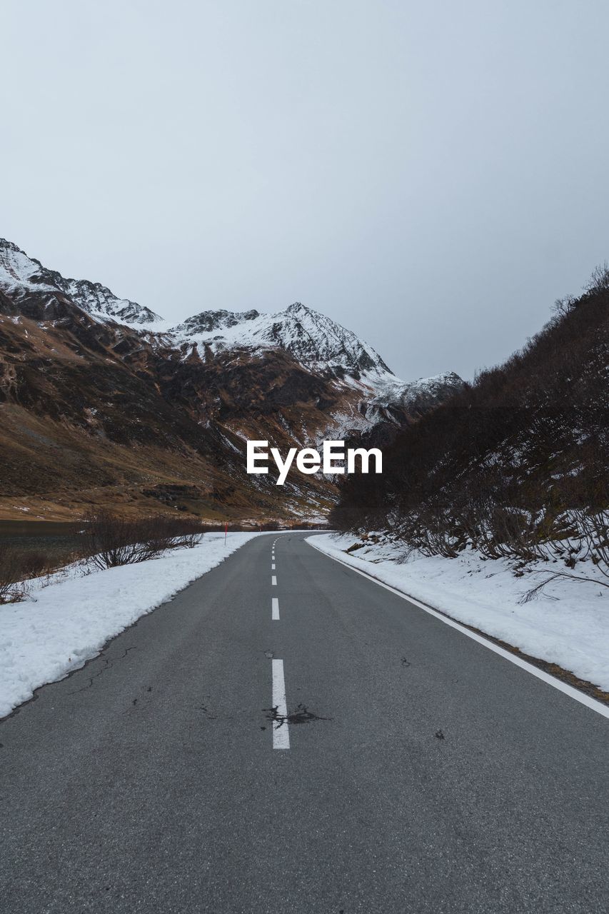 ROAD LEADING TOWARDS MOUNTAIN AGAINST SKY