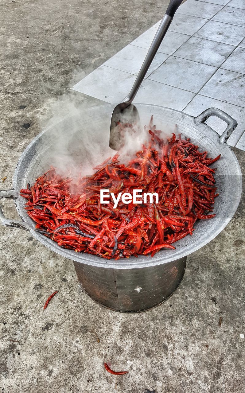 HIGH ANGLE VIEW OF MEAT ON BARBECUE GRILL