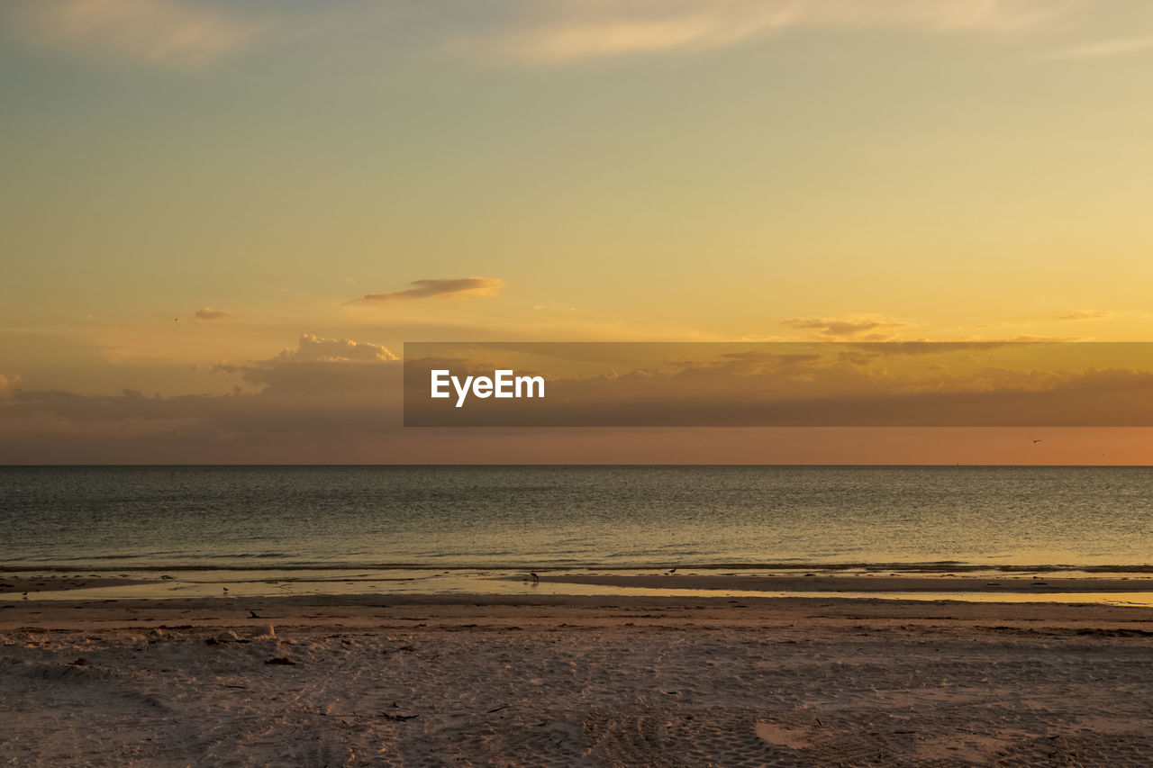 SCENIC VIEW OF SEA AGAINST SUNSET SKY