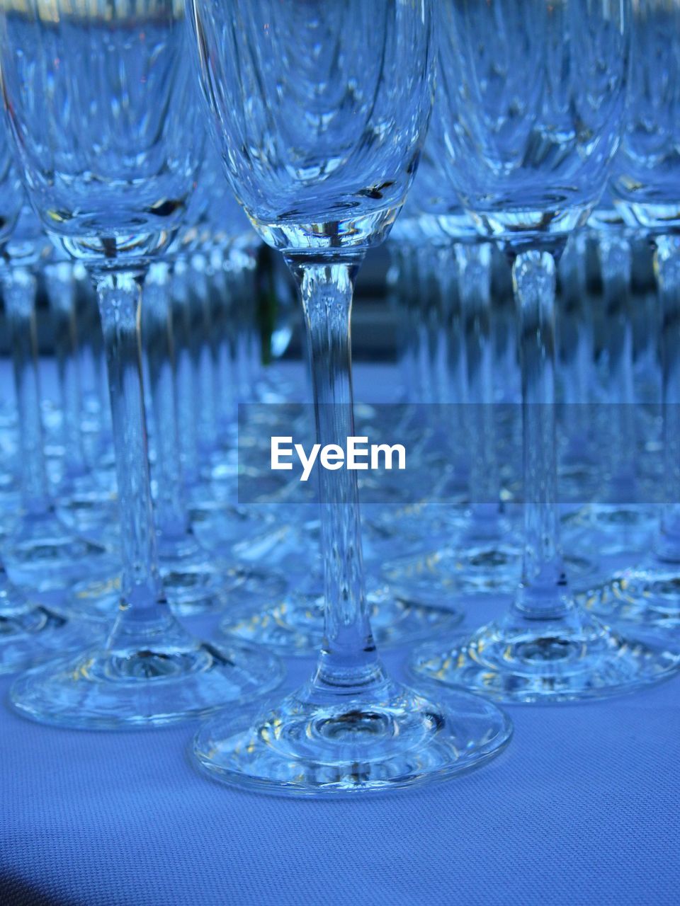 CLOSE-UP OF WATER IN DRINKING GLASS