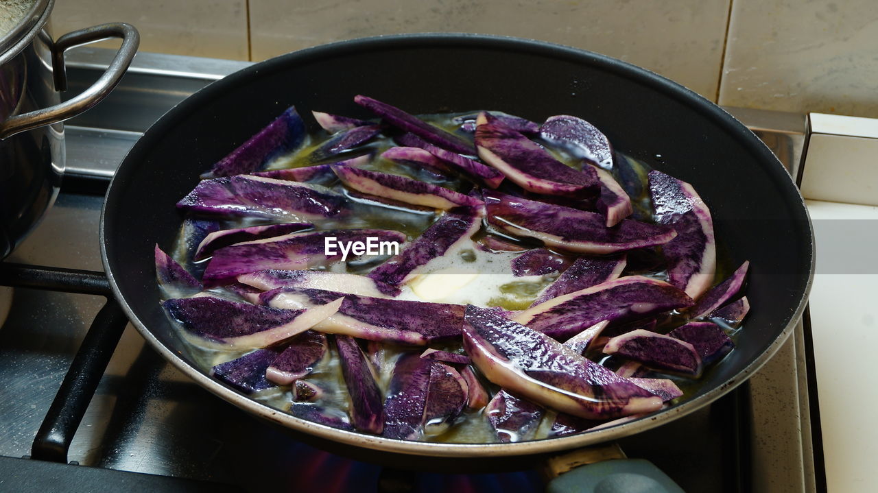 CLOSE-UP OF FOOD ON BARBECUE