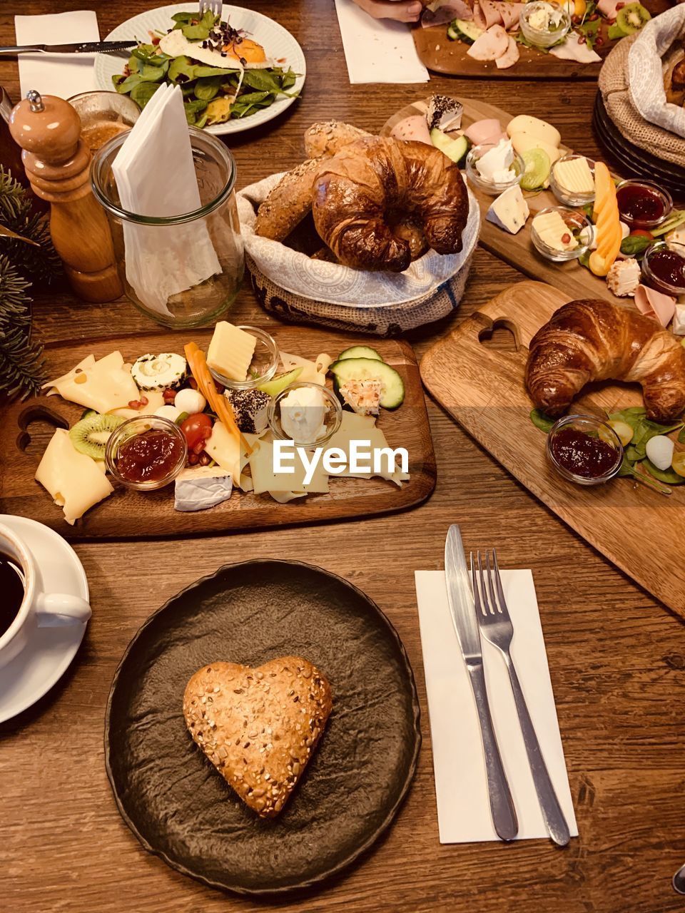 HIGH ANGLE VIEW OF BREAKFAST AND TABLE ON PLATE