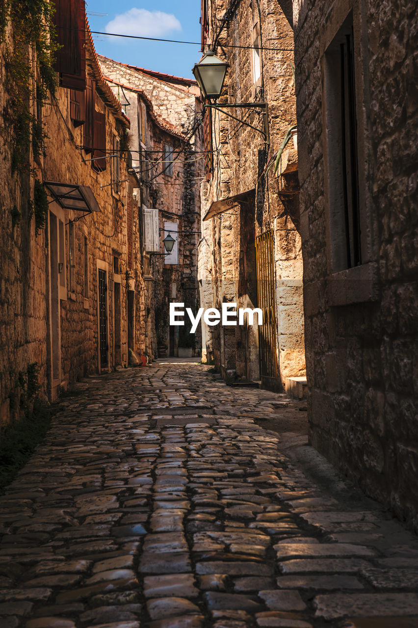 Narrow alley amidst buildings in city