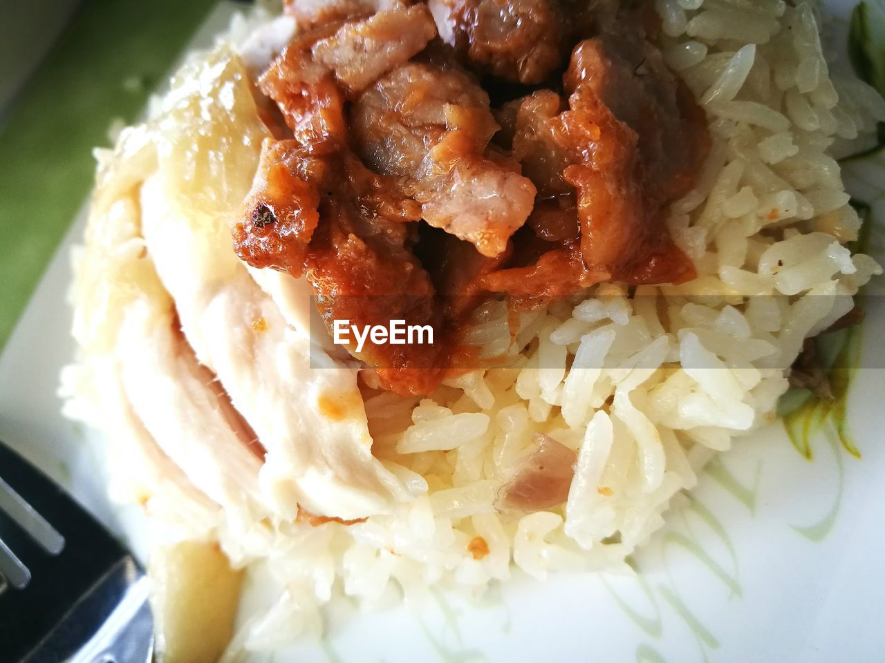 CLOSE-UP OF SERVING FOOD SERVED ON PLATE