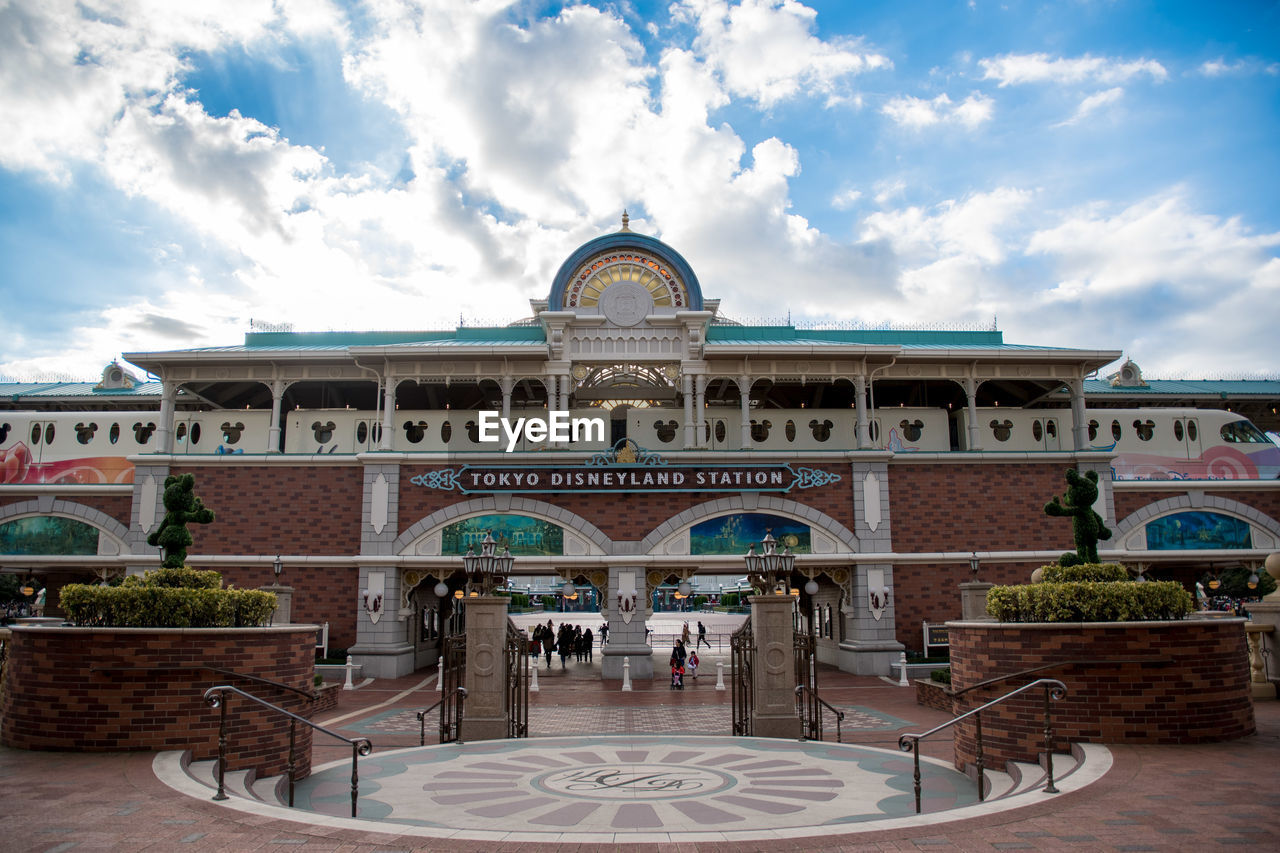 VIEW OF BUILDING FACADE WITH FOUNTAIN