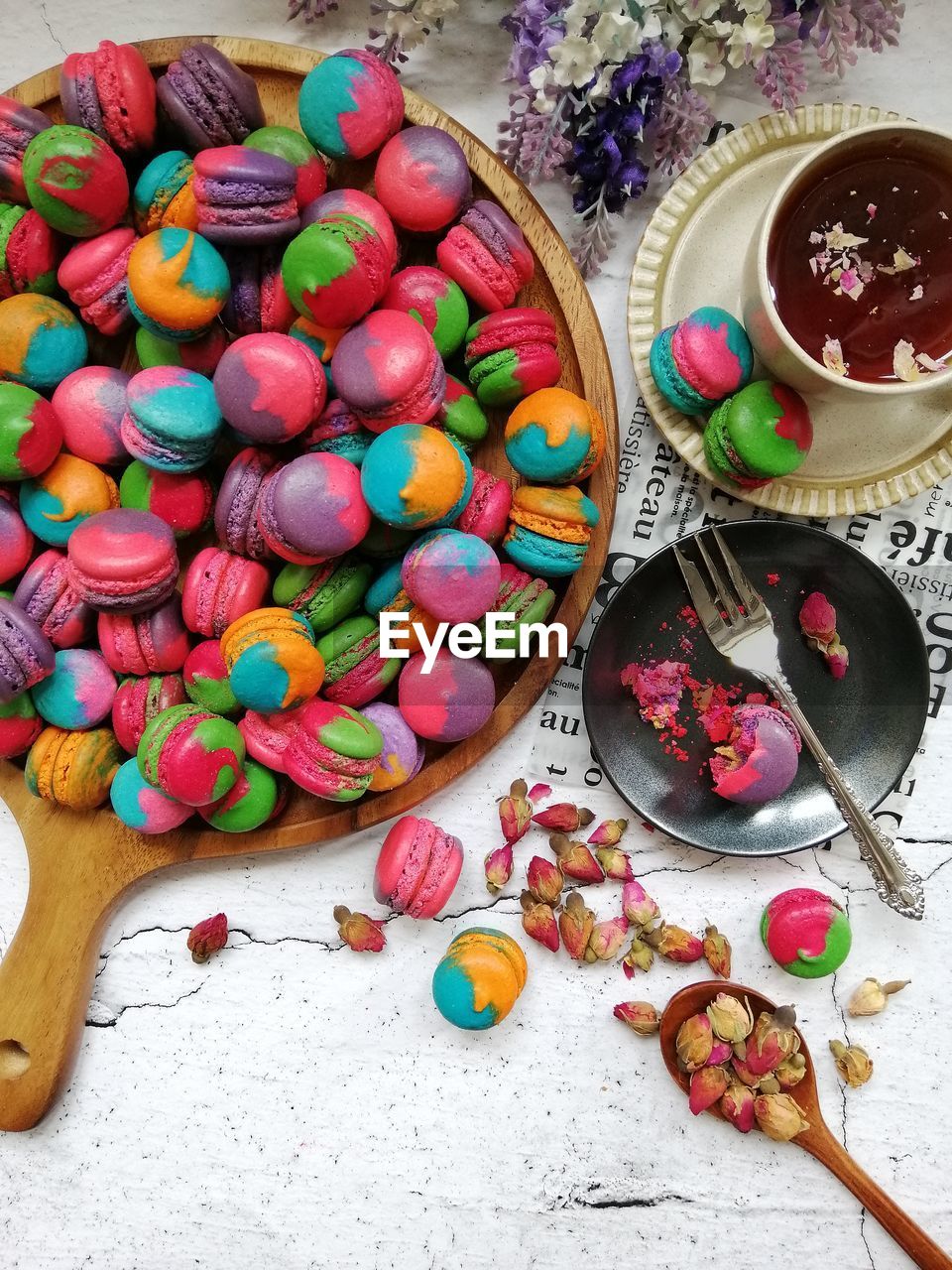 HIGH ANGLE VIEW OF MULTI COLORED EGGS ON TABLE