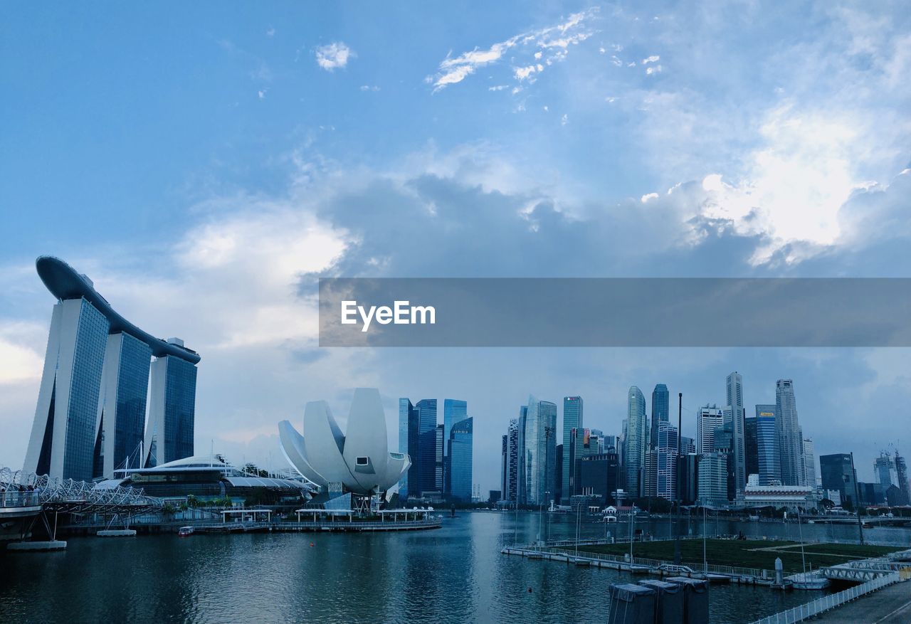 Singapore skyline under daylight 