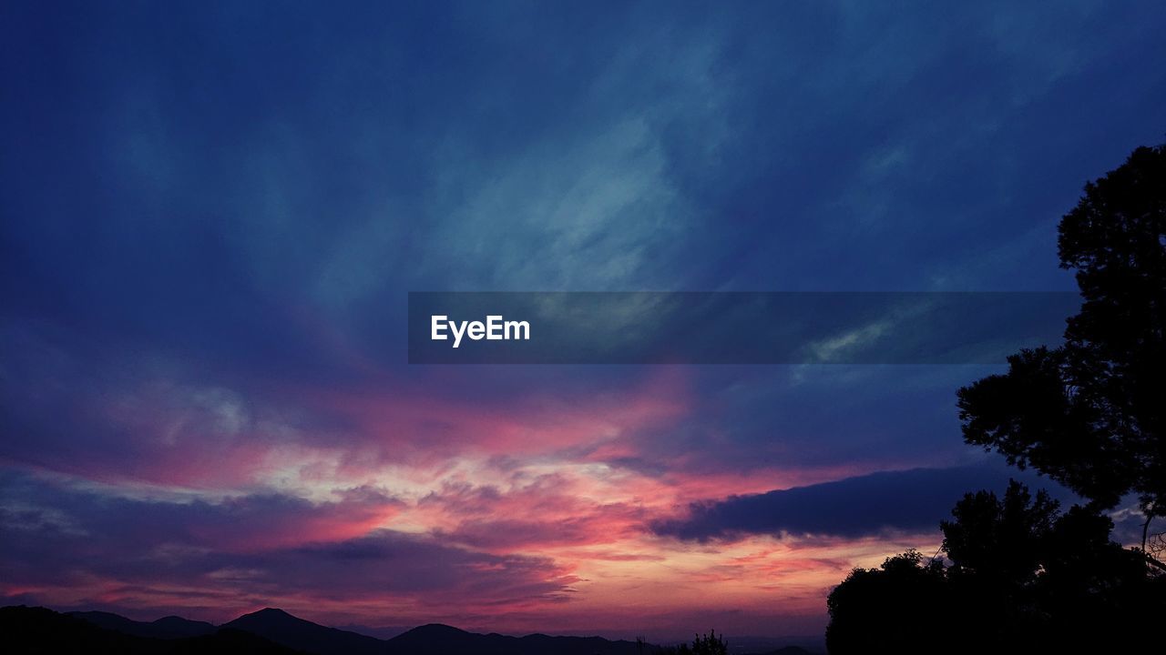 LOW ANGLE VIEW OF DRAMATIC SKY DURING SUNSET