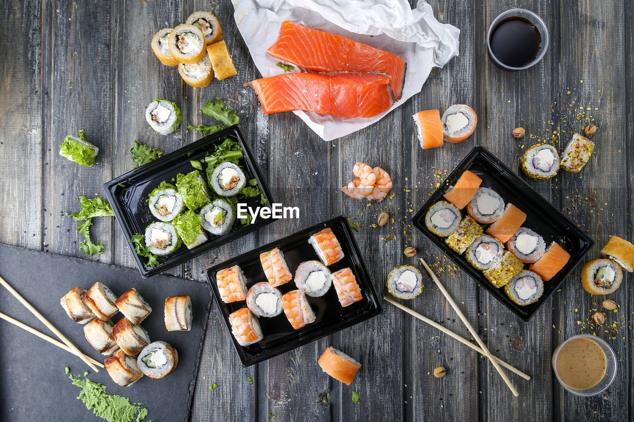 HIGH ANGLE VIEW OF SUSHI SERVED IN TRAY