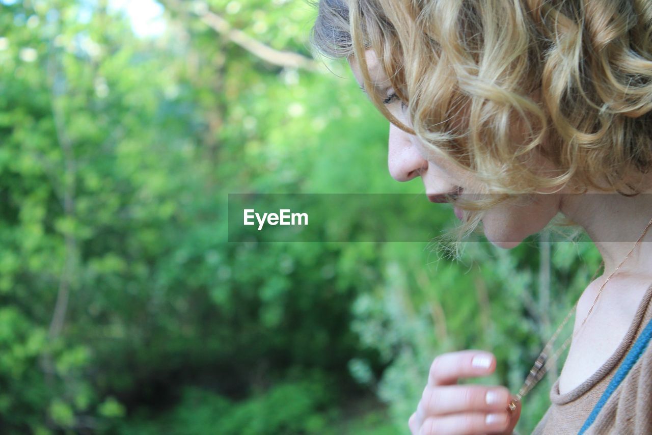 CROPPED IMAGE OF WOMAN HOLDING CIGARETTE