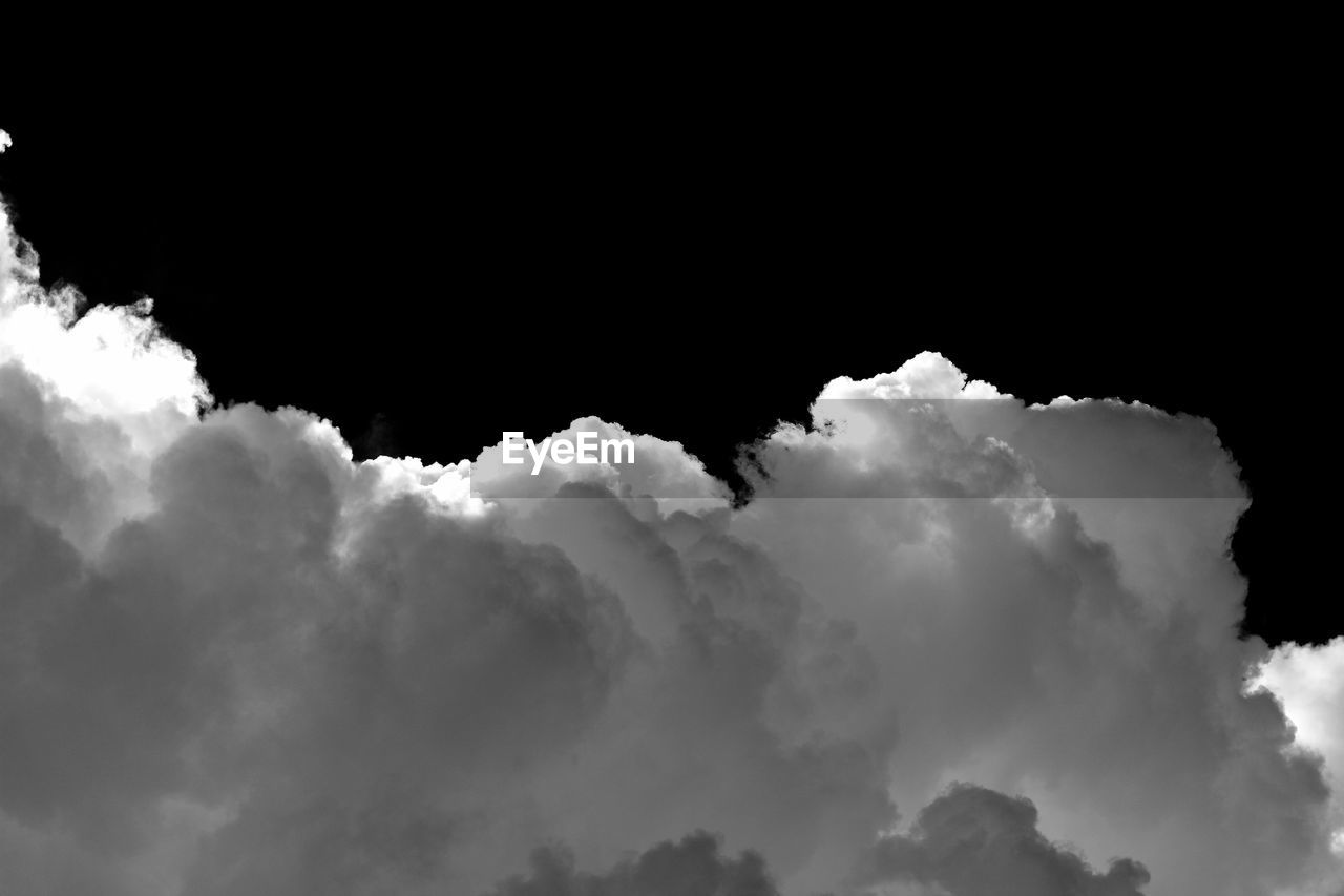 LOW ANGLE VIEW OF CLOUDSCAPE AGAINST SKY