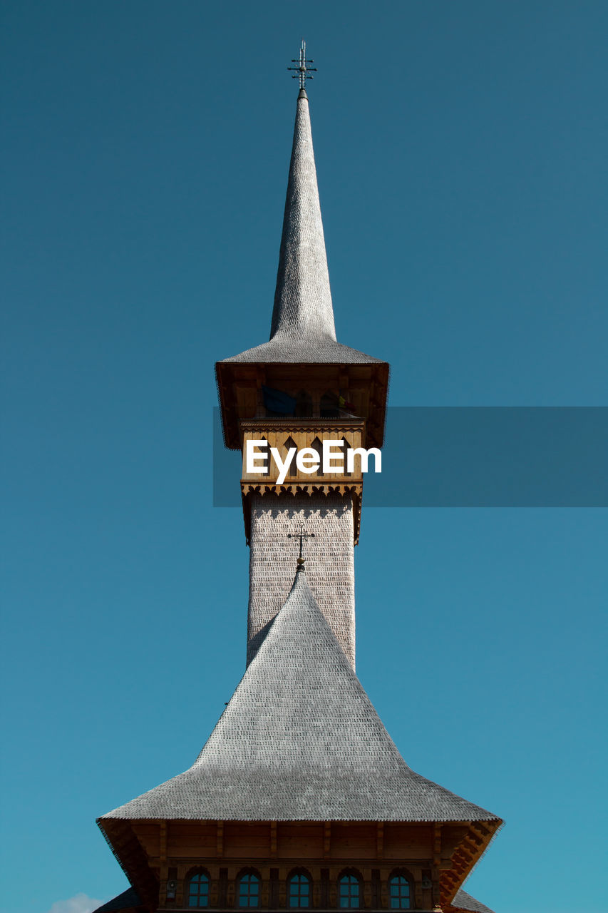 LOW ANGLE VIEW OF BUILDING AGAINST CLEAR SKY