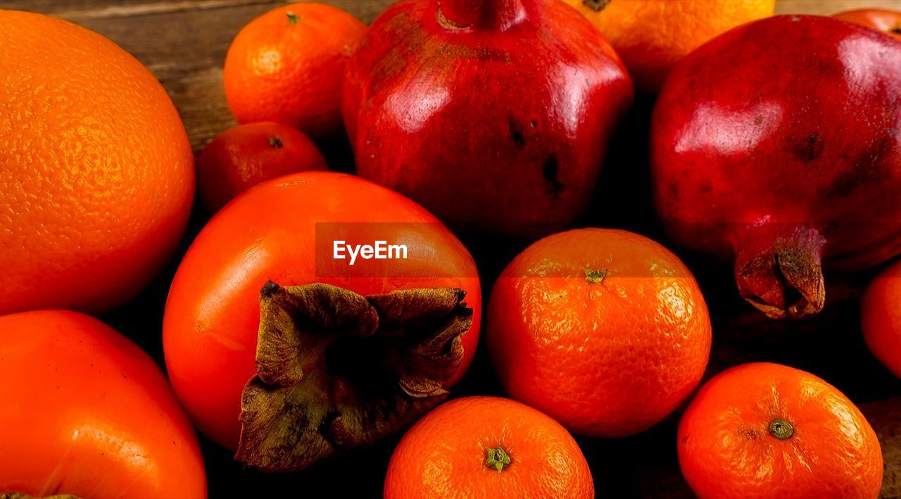 HIGH ANGLE VIEW OF TOMATOES IN MARKET