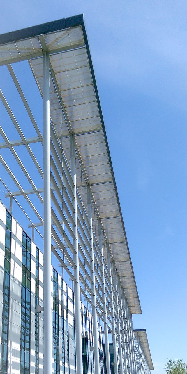 LOW ANGLE VIEW OF MODERN BUILDINGS AGAINST SKY