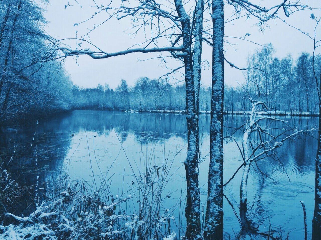 SCENIC VIEW OF LAKE AGAINST SKY