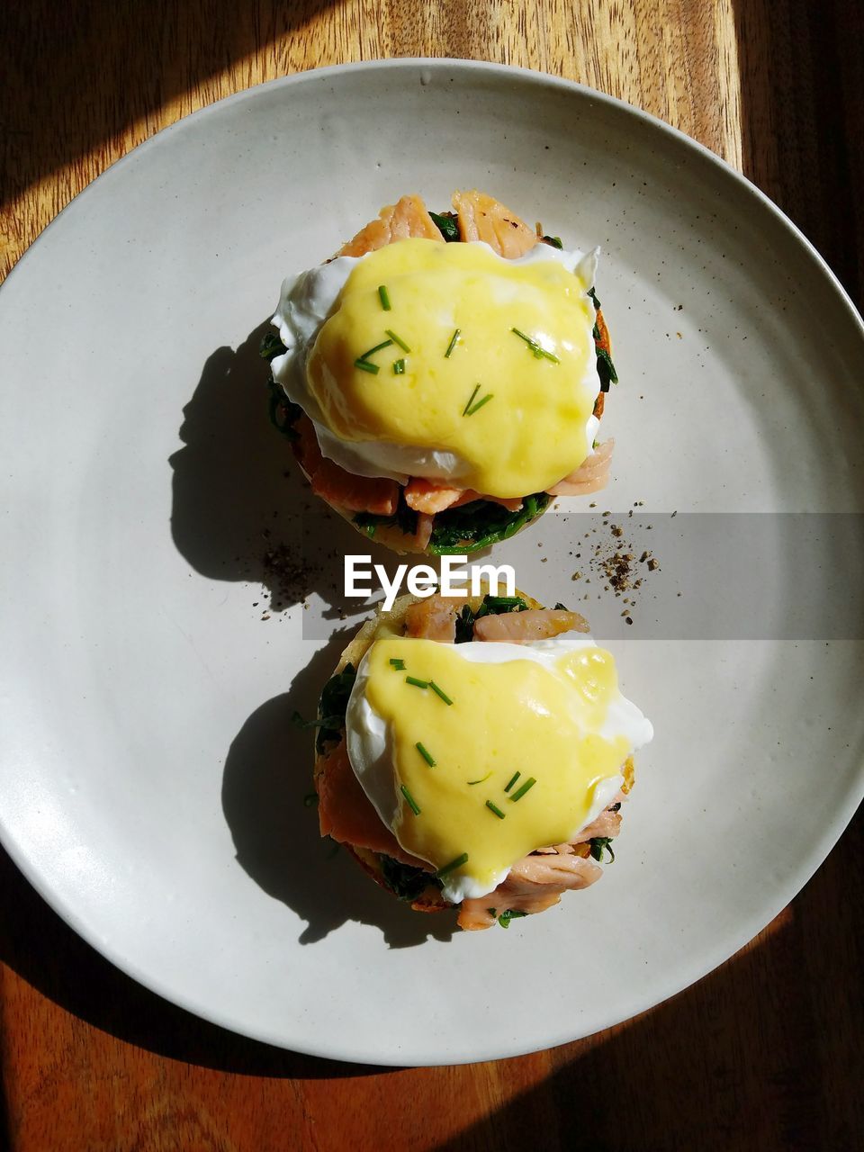 HIGH ANGLE VIEW OF BREAKFAST ON PLATE