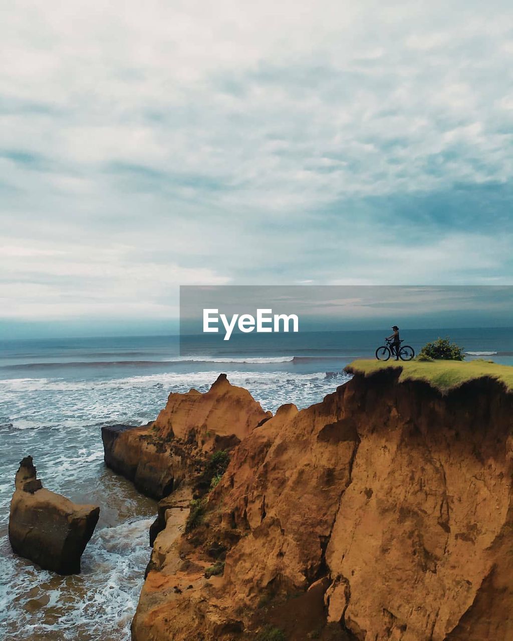 SCENIC VIEW OF ROCKS ON BEACH AGAINST SKY