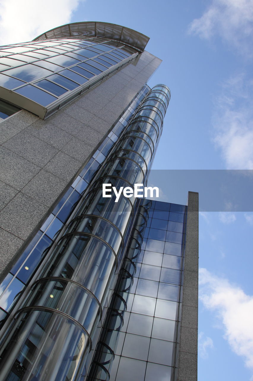 LOW ANGLE VIEW OF MODERN BUILDINGS AGAINST SKY