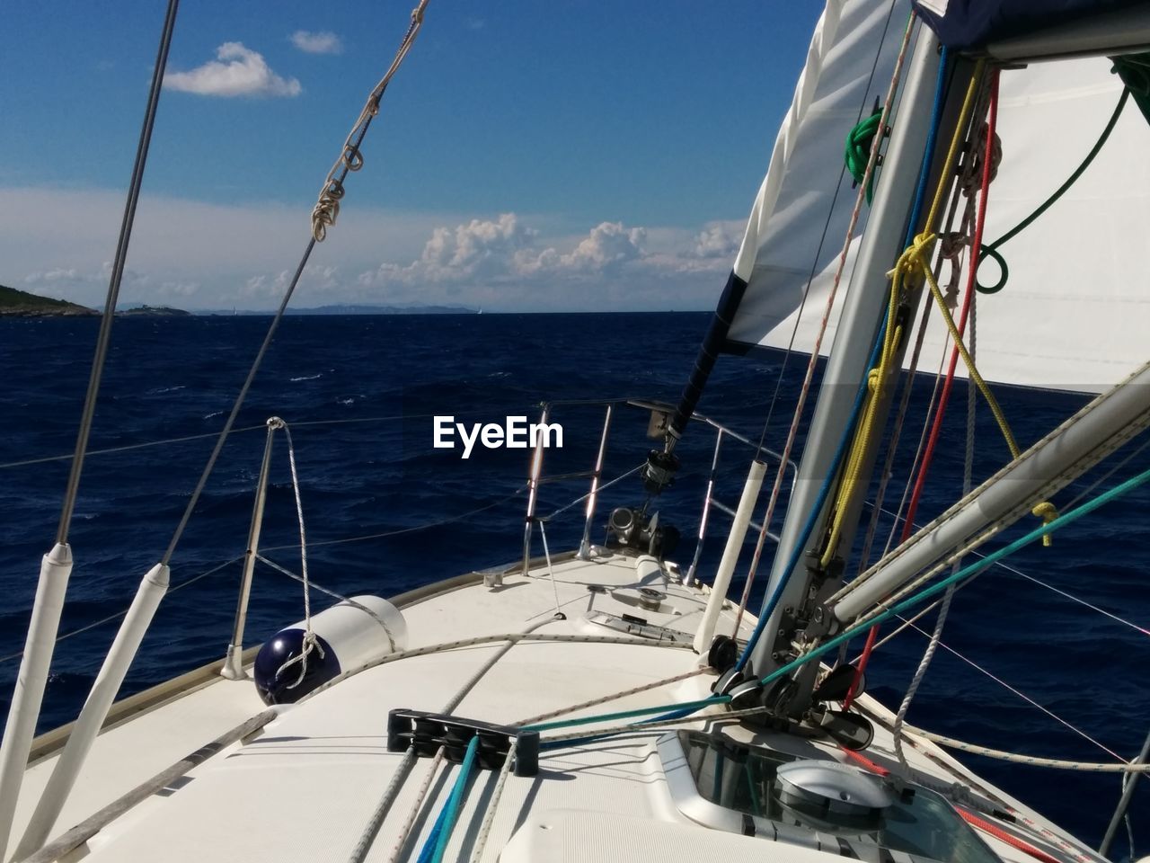 CROPPED IMAGE OF BOAT AGAINST SKY