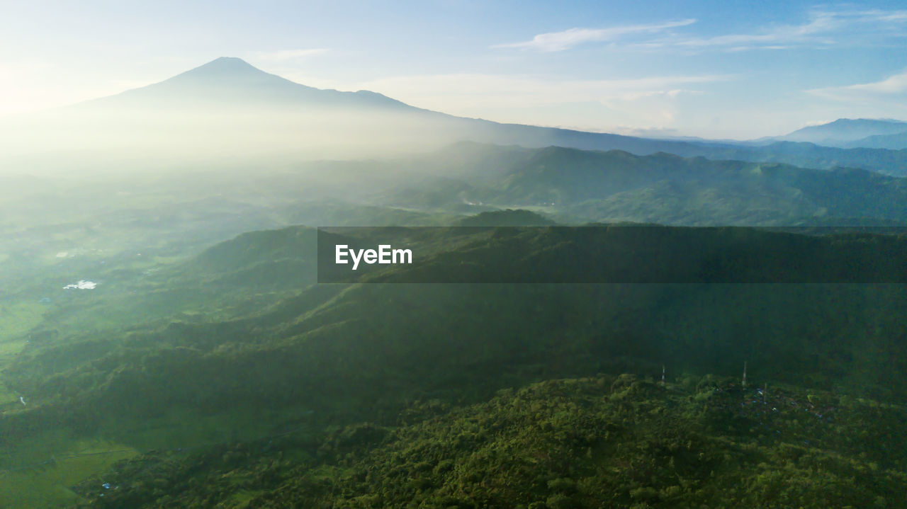 SCENIC VIEW OF MOUNTAIN RANGE AGAINST SKY