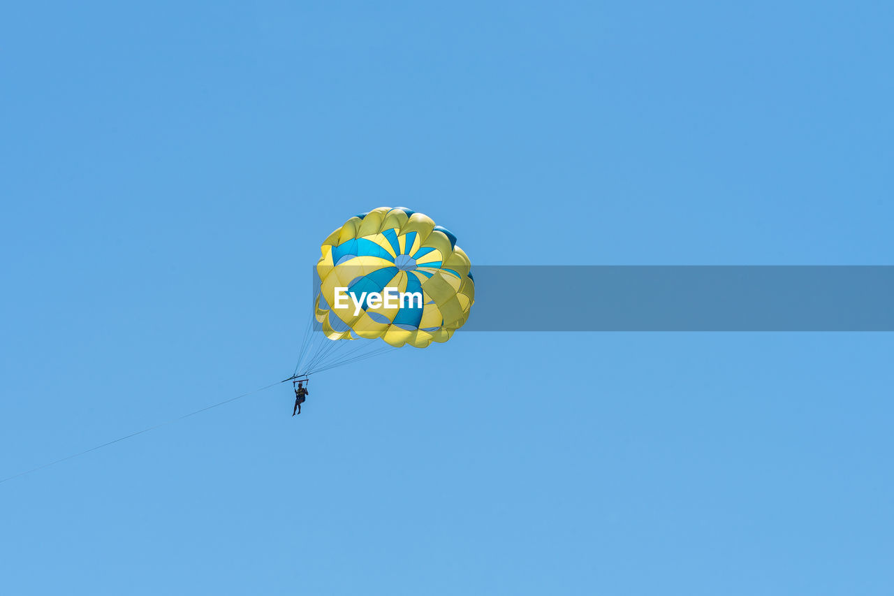 LOW ANGLE VIEW OF KITE FLYING AGAINST SKY