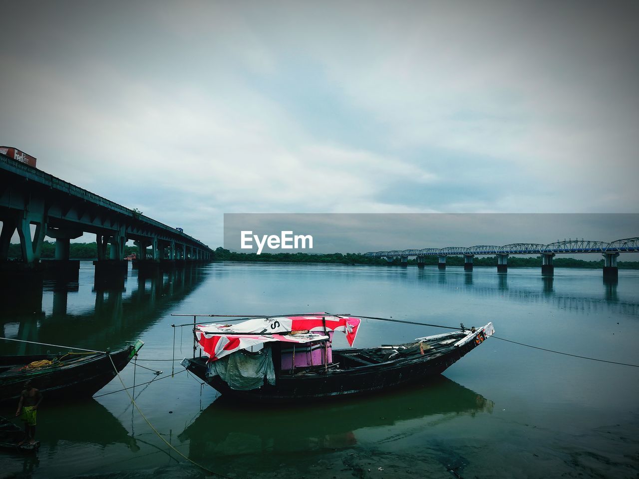 BRIDGE OVER RIVER AGAINST SKY