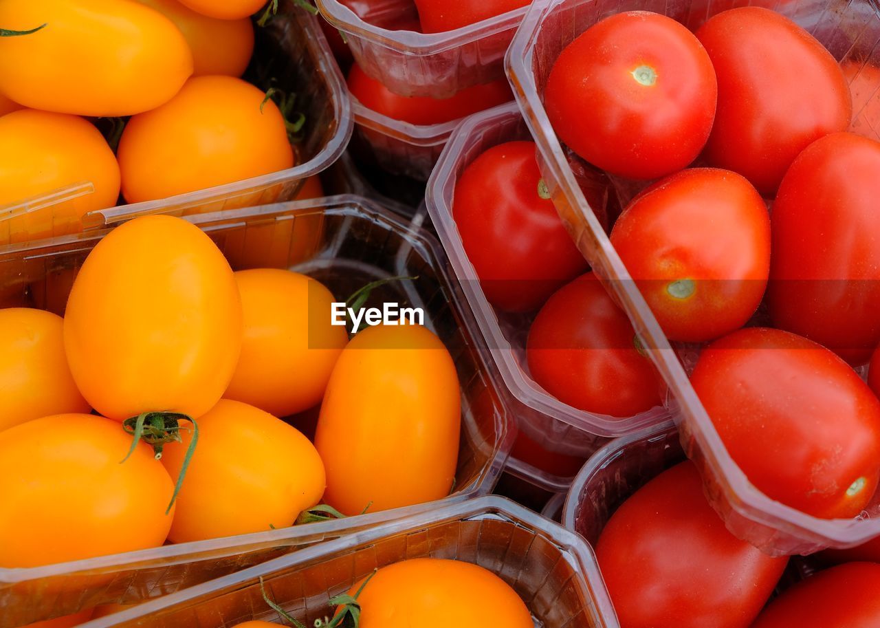 CLOSE-UP OF ORANGES FOR SALE AT MARKET