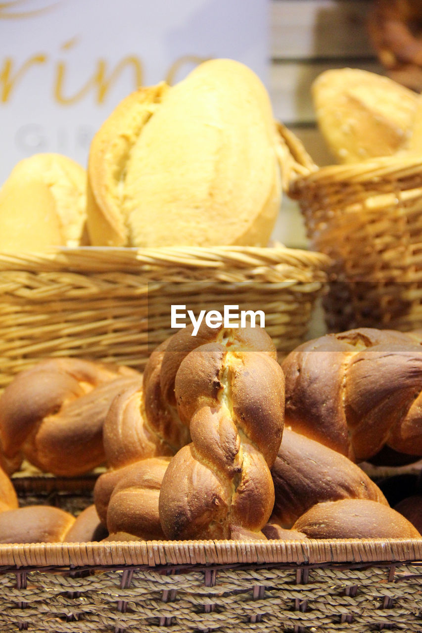 CLOSE-UP VIEW OF WICKER BASKET WITH VEGETABLES