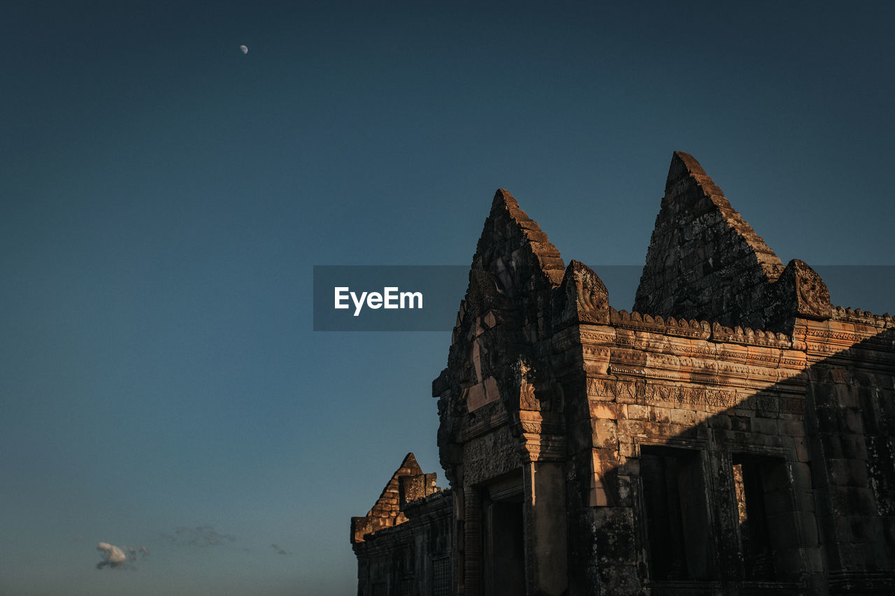 LOW ANGLE VIEW OF TEMPLE BUILDING AGAINST SKY