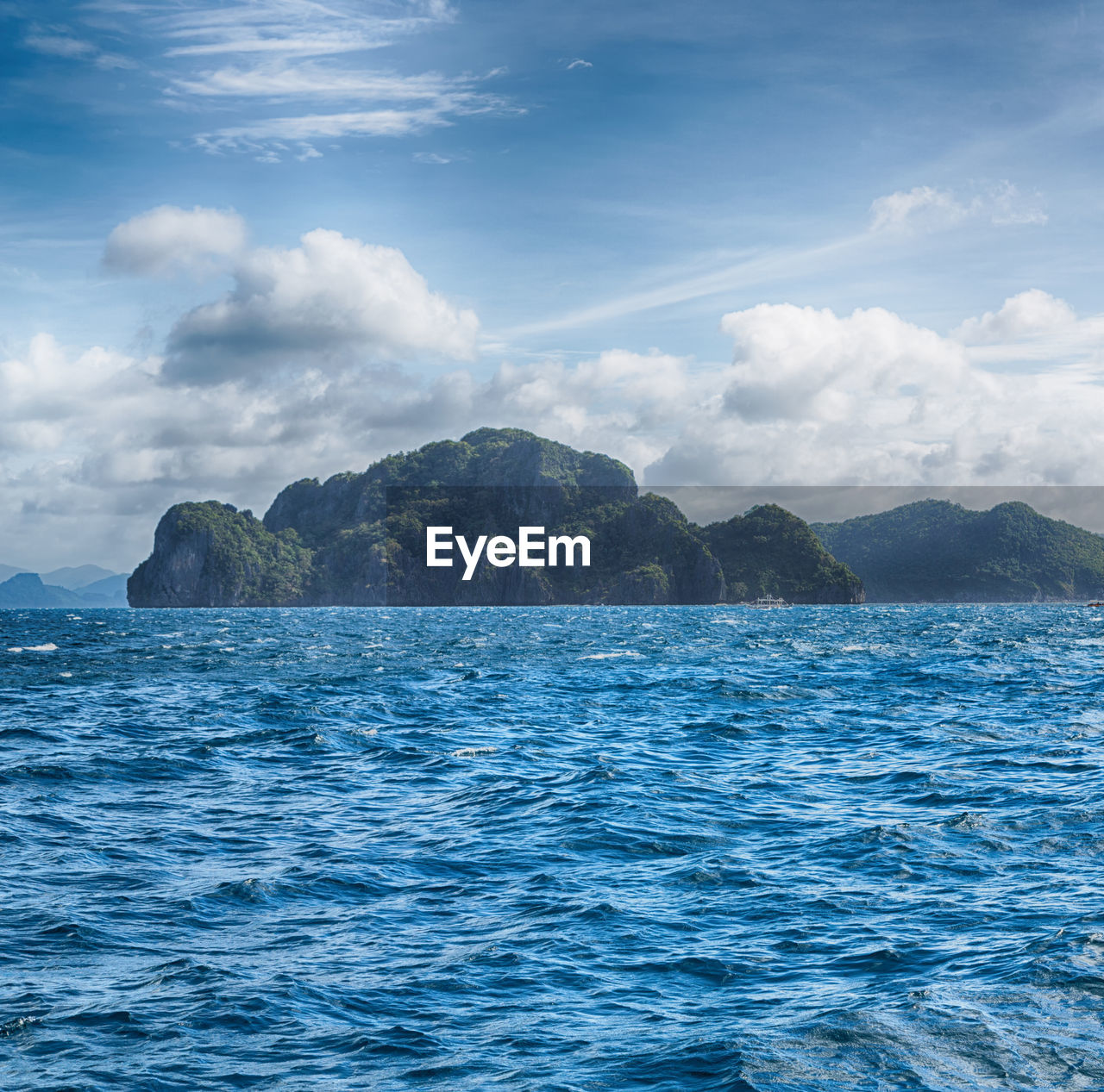 SCENIC VIEW OF SEA AND MOUNTAIN AGAINST SKY