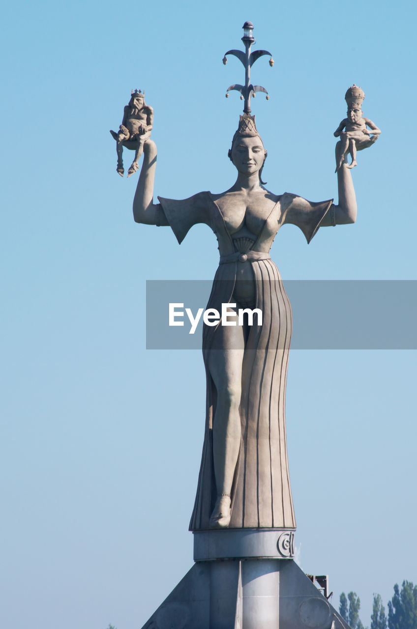 LOW ANGLE VIEW OF STATUE AGAINST SKY