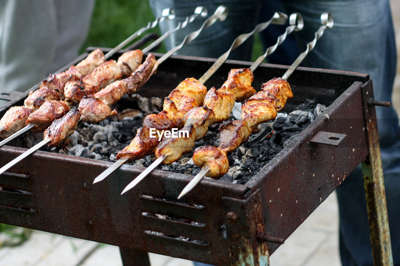 HIGH ANGLE VIEW OF FOOD ON BARBECUE GRILL