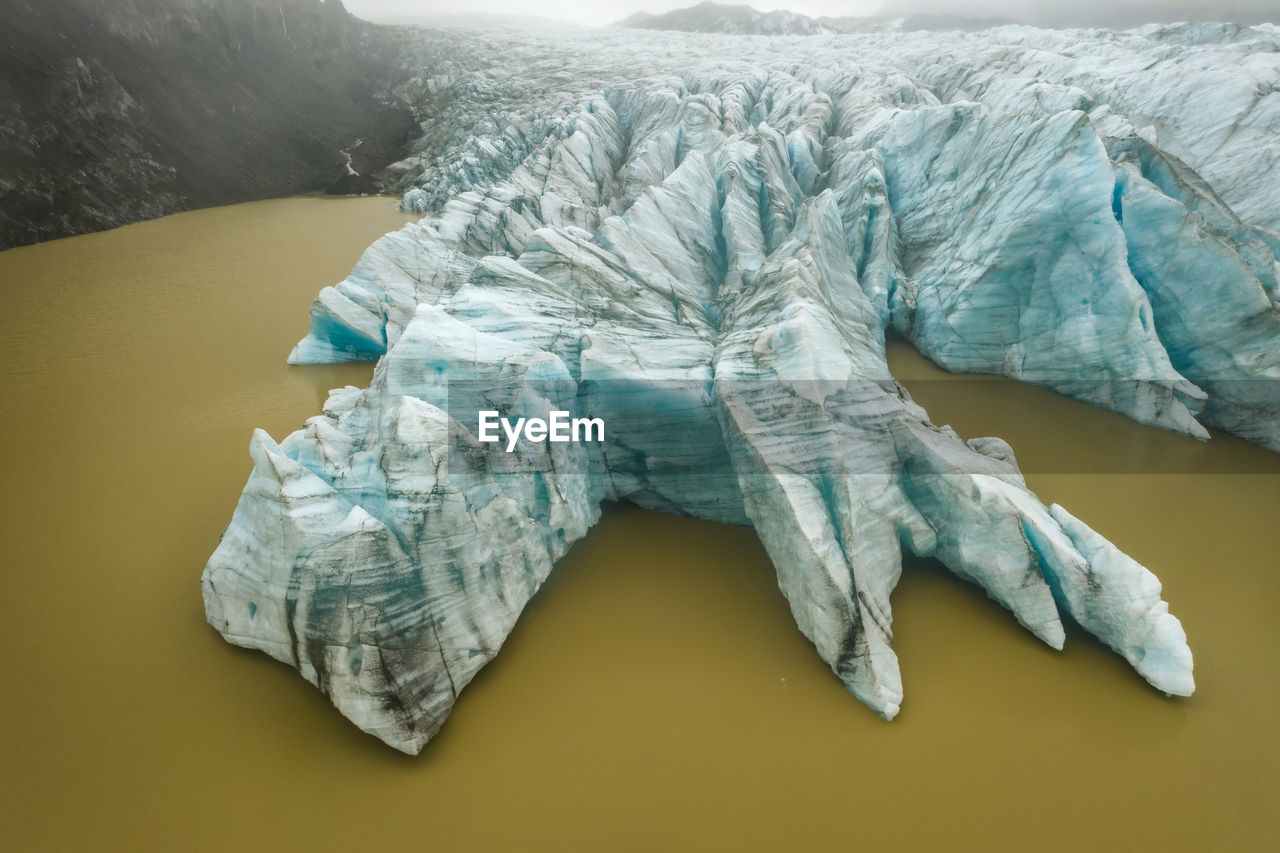 HIGH ANGLE VIEW OF ICE CREAM ON BED