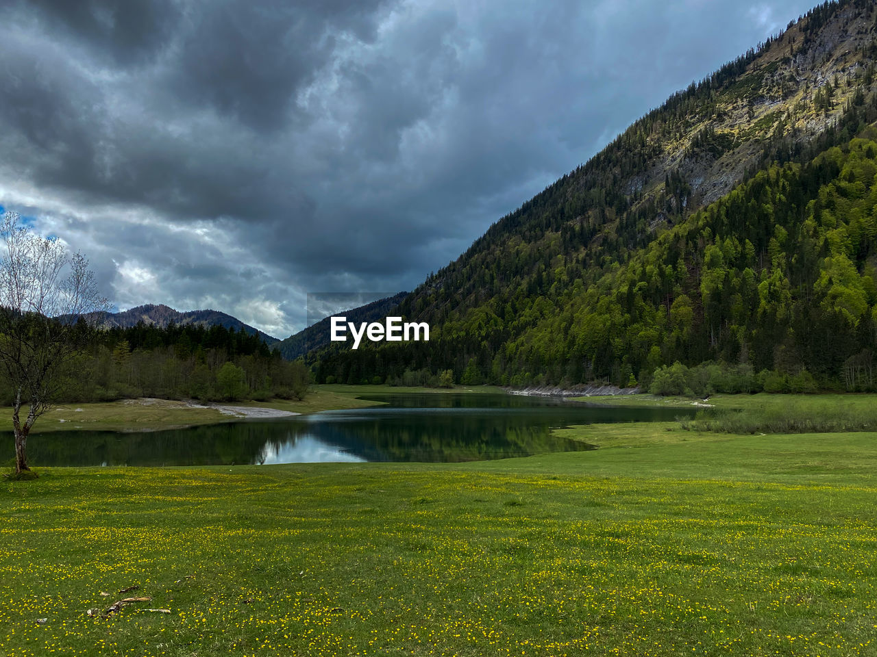 Scenic view of lake lödensee, dreiseengebiet, chiemgau and bavarian mountains against sky