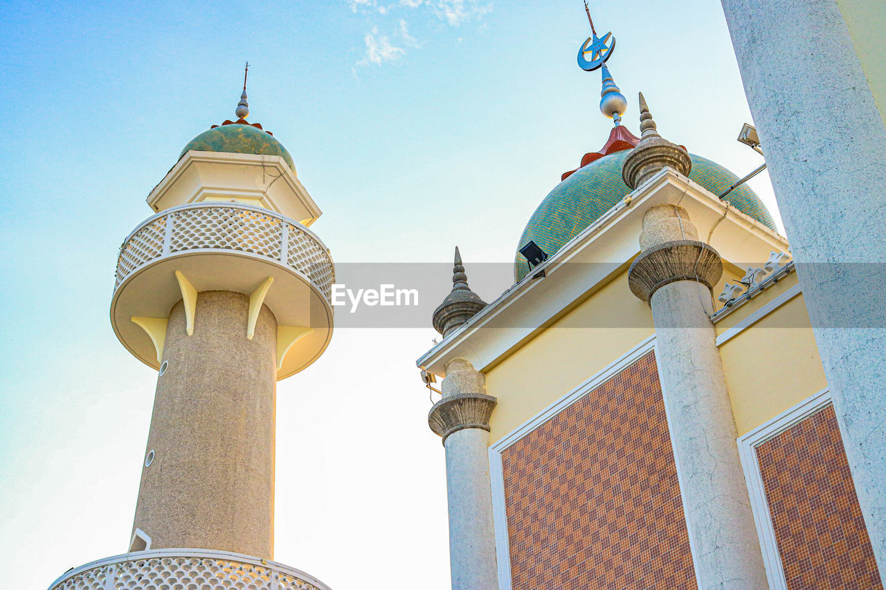 LOW ANGLE VIEW OF CLOCK TOWER AGAINST SKY