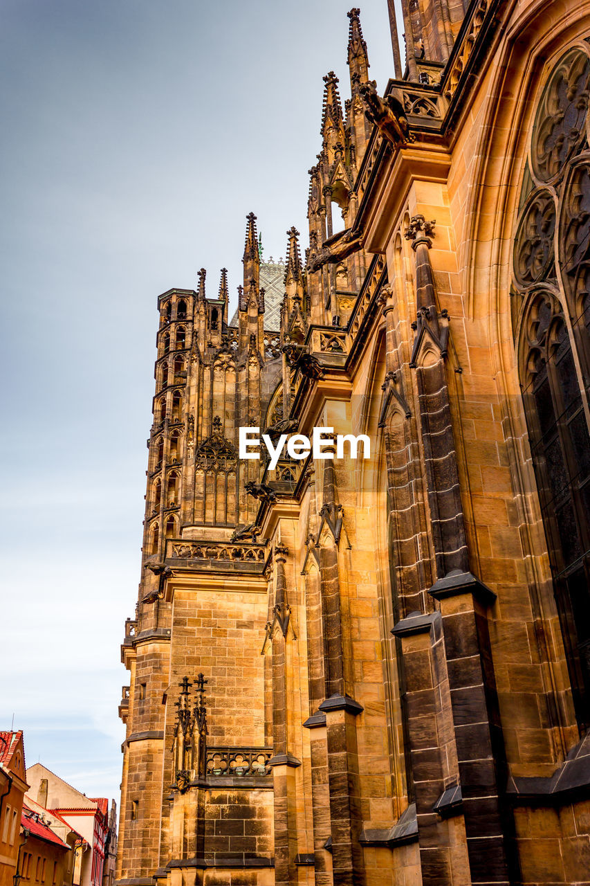 LOW ANGLE VIEW OF STATUE OF CATHEDRAL AGAINST SKY