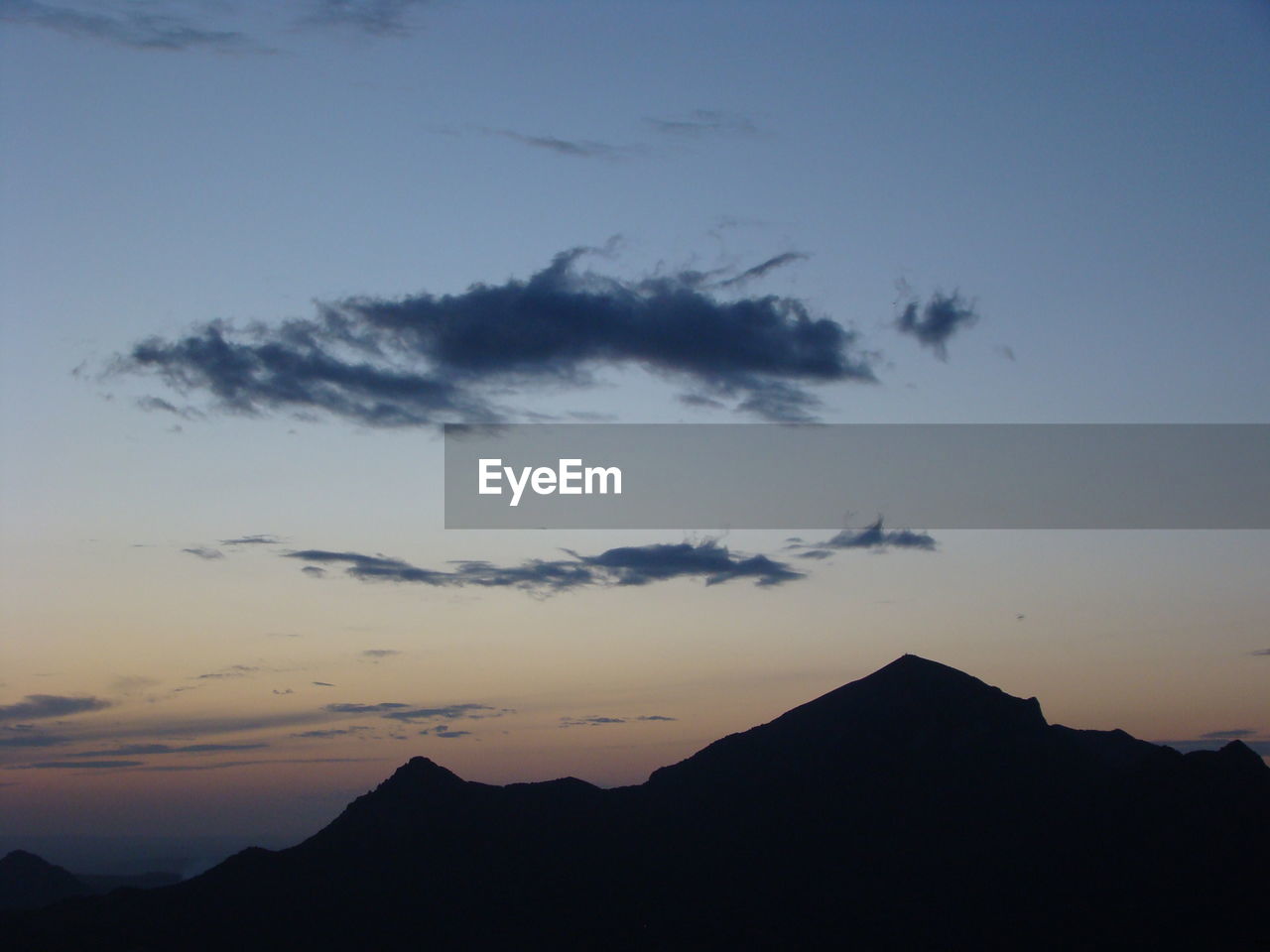 SILHOUETTE MOUNTAIN RANGE AGAINST SKY AT SUNSET