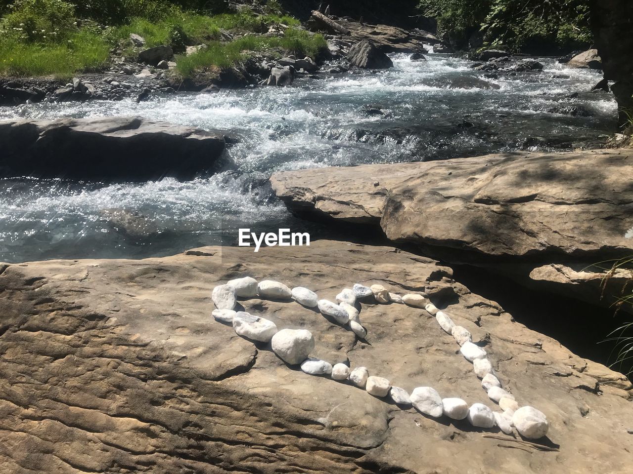 HIGH ANGLE VIEW OF ROCKS ON SHORE