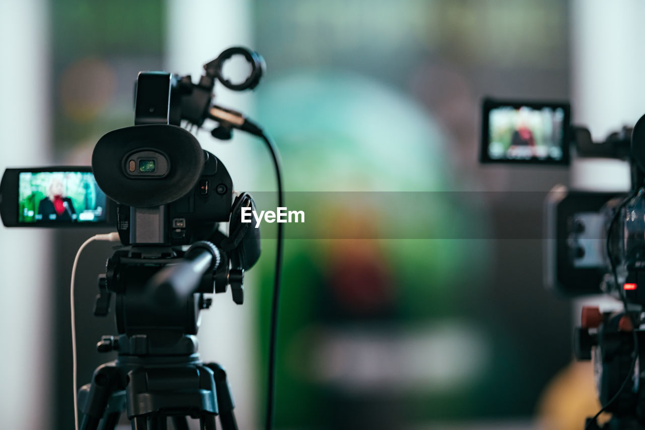 Public live event media coverage, television cameras at a press conference