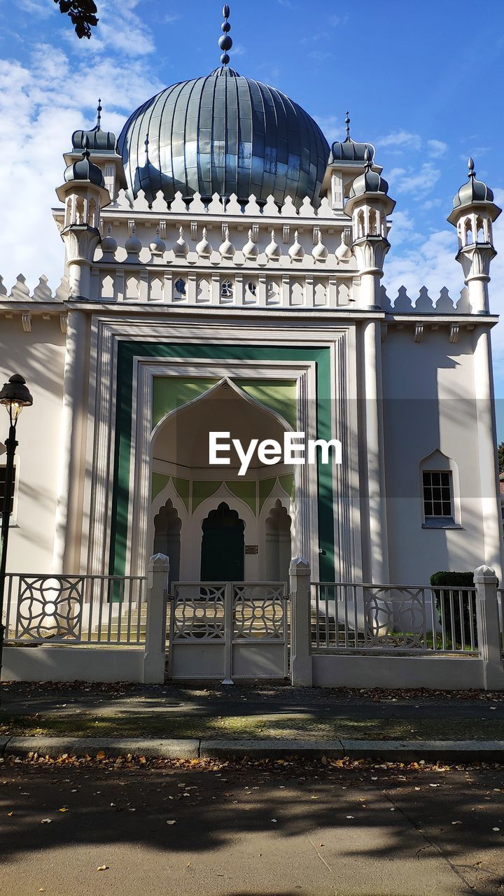 LOW ANGLE VIEW OF HISTORICAL BUILDING