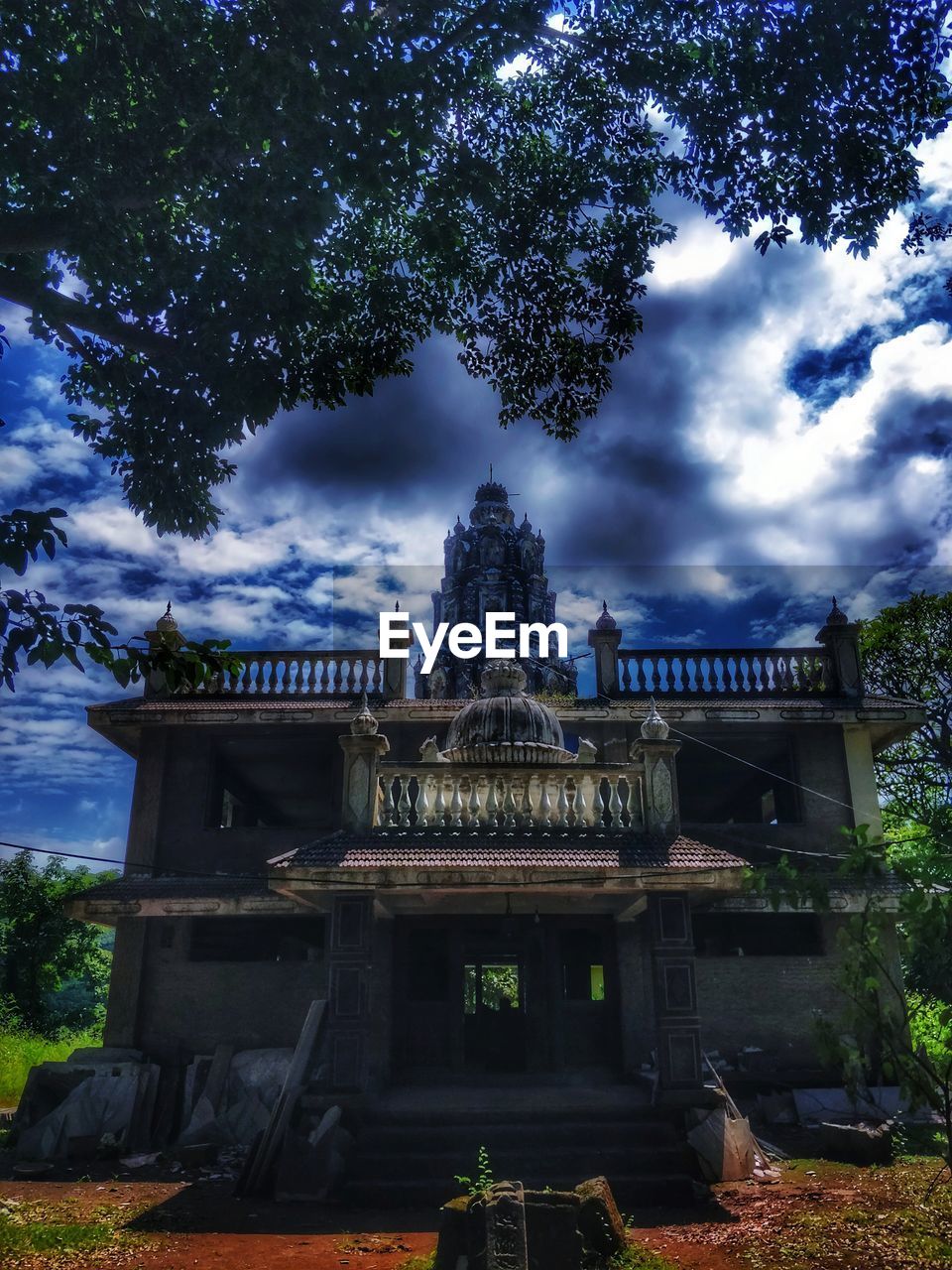 LOW ANGLE VIEW OF BUILDINGS AGAINST CLOUDY SKY