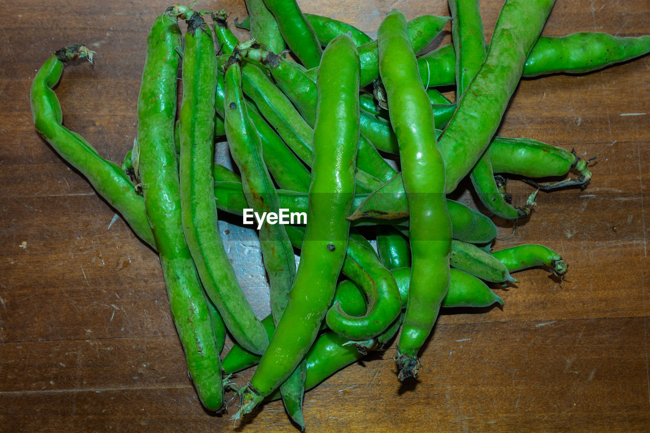 CLOSE-UP OF GREEN CHILI PEPPER ON TABLE