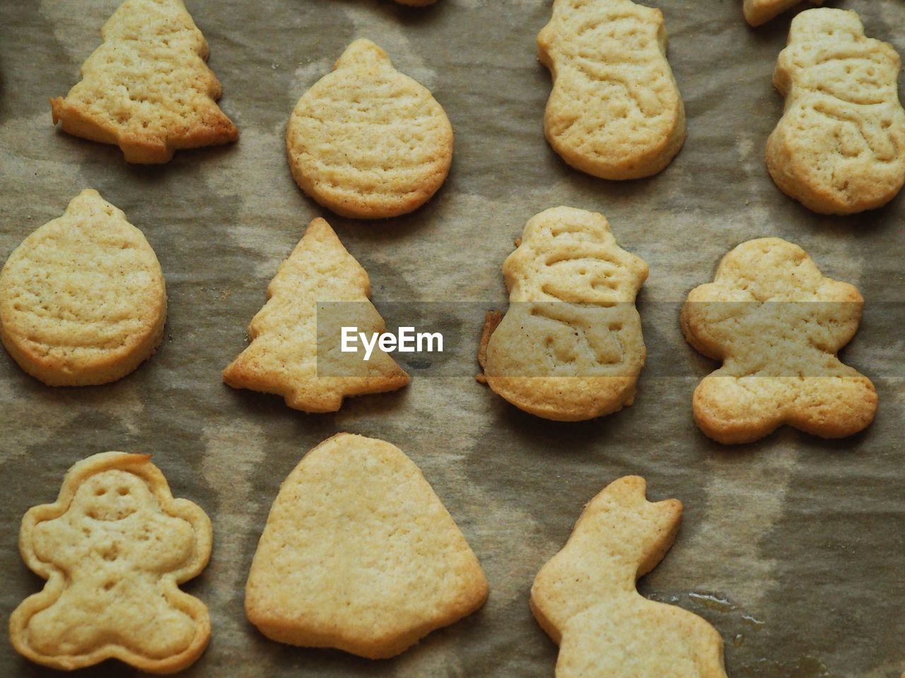 HIGH ANGLE VIEW OF COOKIES ON TABLE